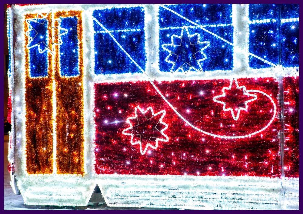 Декоративная фотозона в форме трамвая из мишуры и гирлянд в Ленинградской области на Новый год