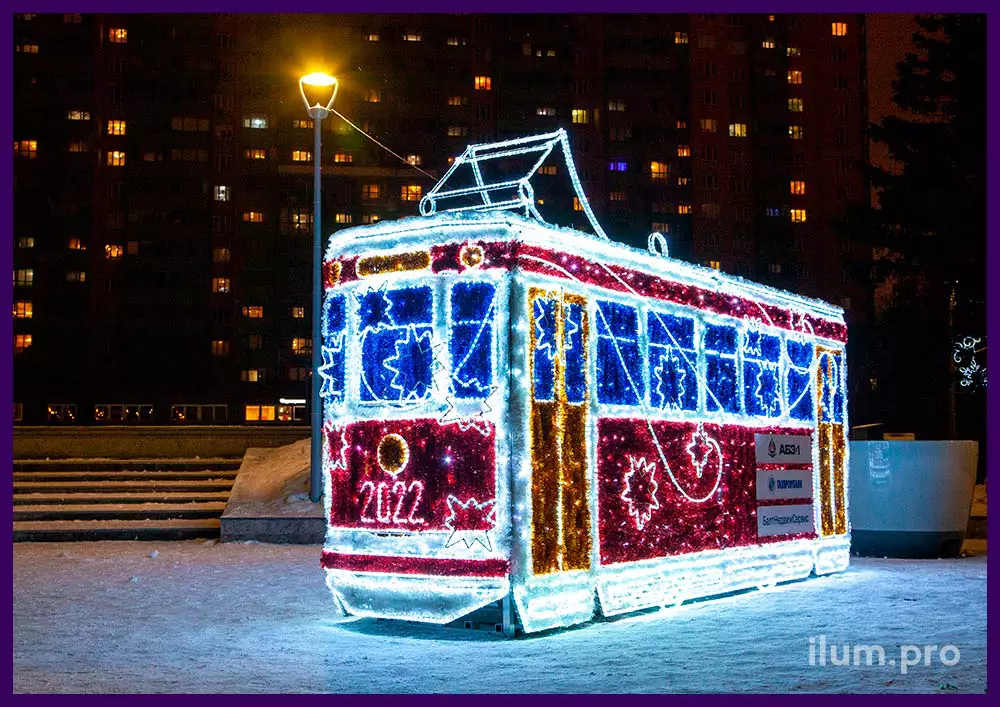 Трамвай с мишурой и гирляндами в Санкт-Петербурге на Новый год - украшение площади в Шушарах