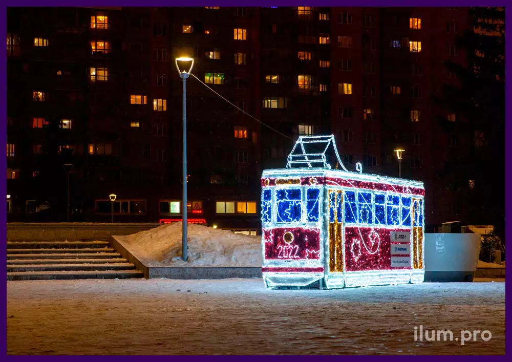 Трамвай с разноцветными гирляндами и блестящей мишурой для украшения города на Новый год