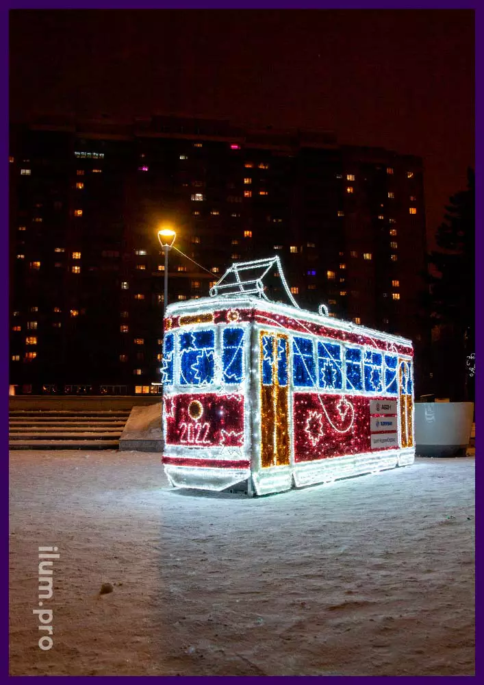 Новогодний трамвай с подсветкой уличными гирляндами и декором мишурой