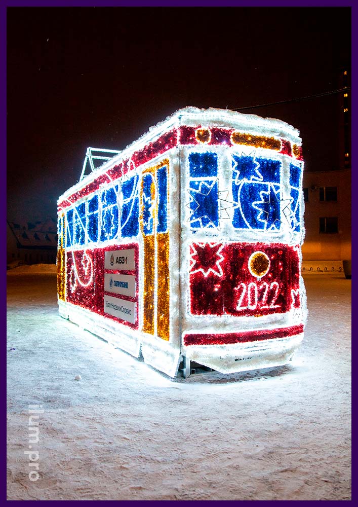 Новогодние декорации с гирляндами и мишурой в виде трамвая на площади в Санкт-Петербурге