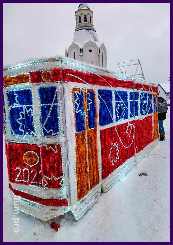 Монтаж светодиодного трамвая с гирляндами и мишурой в Шушарах на Новый год