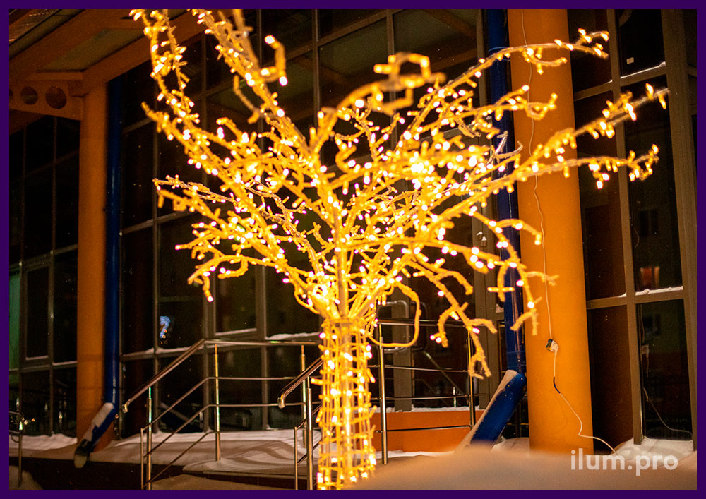 Уличные декорации в форме светящихся деревьев с гирляндами тёплых тонов