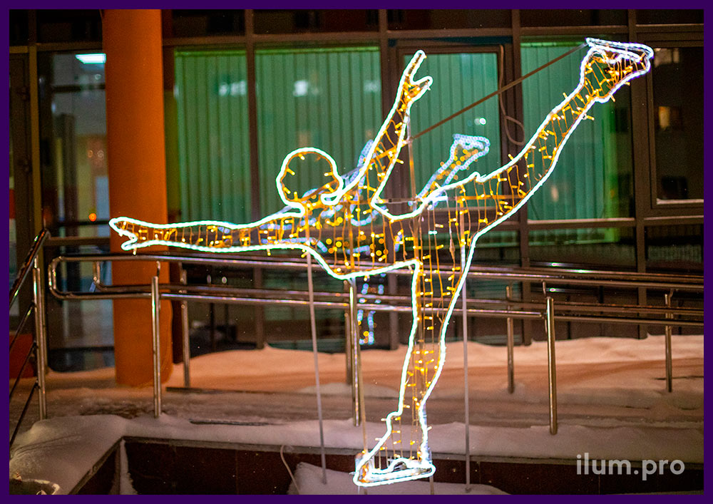 Фигуры спортсменов из светодиодной иллюминации и металлического каркаса на улице в Надыме
