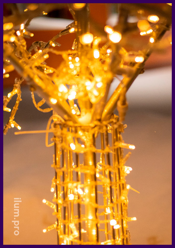 Уличные деревья из гирлянд и металлического каркаса в Надыме на Новый год