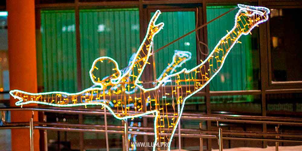 Светящиеся фигуры с гирляндами у Ледового дворца спорта в Надыме