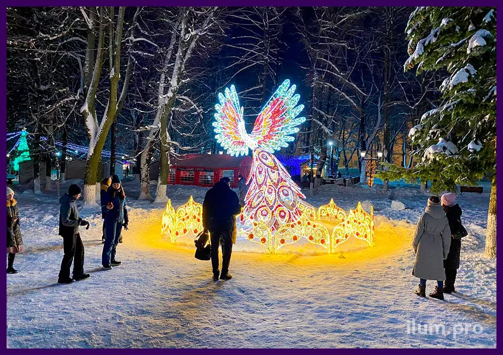 Новогоднее украшение парка светящейся птицей с разноцветным оперением из гирлянд и мишуры