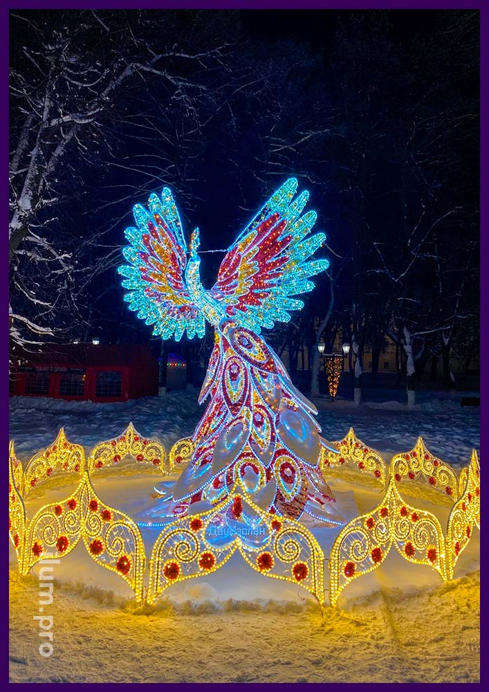 Новогодняя декоративная фигура в форме птицы с разноцветным хвостом из гирлянд и дюралайта