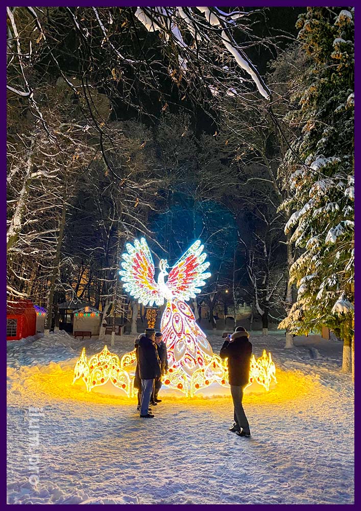 Жар-птица из металлического каркаса и уличной иллюминации во Владимирской области на новогодние праздники
