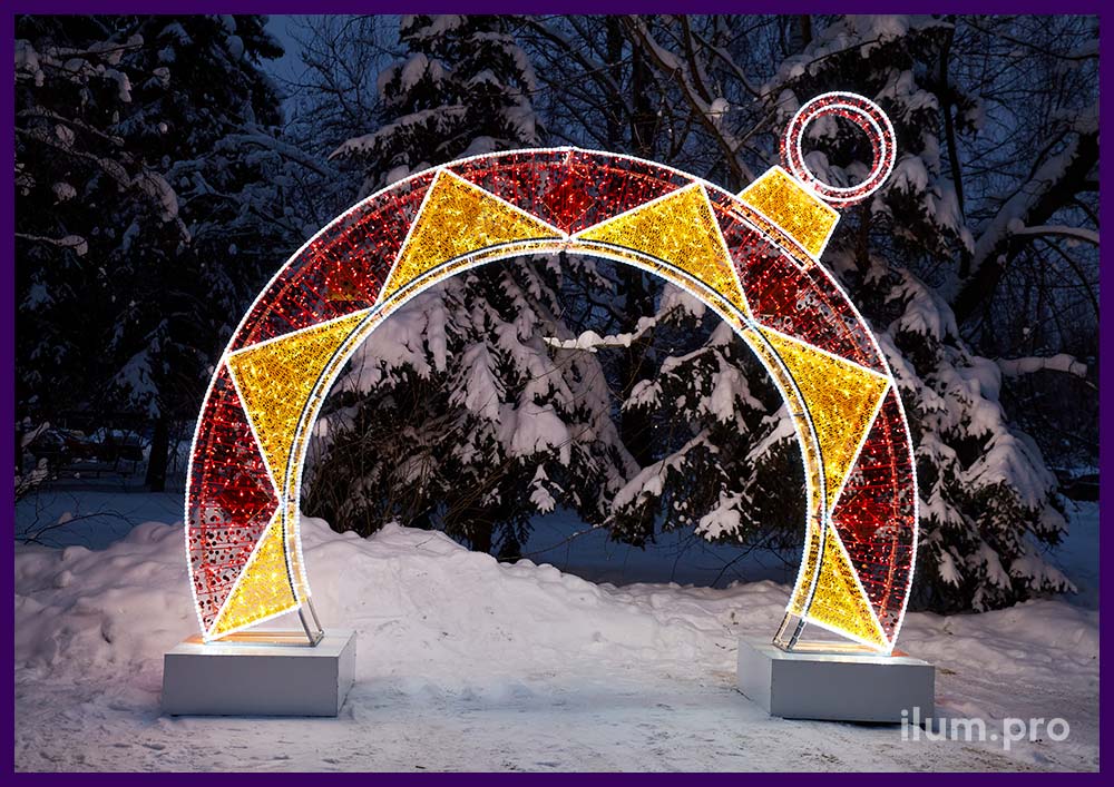 Арка Новогоднее украшение в форме ёлочной игрушки с гирляндами и разноцветным декором