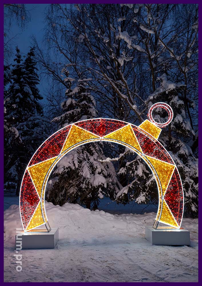 Новогоднее украшение - арка в форме разноцветной ёлочной игрушки с гирляндами