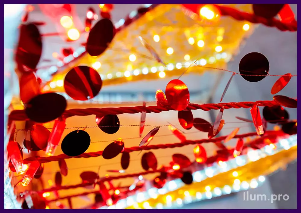 Новогодняя арка с золотым, красным и жёлтым декором и подсветкой гирляндами - новогоднее украшение