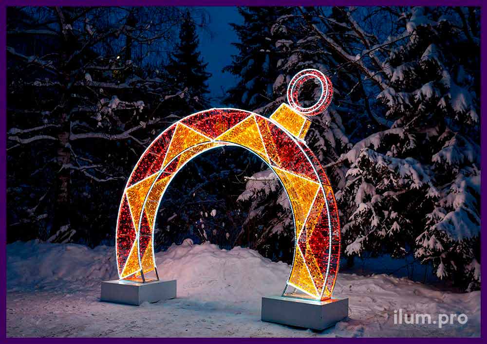 Декоративная арка из гирлянд и сетки ПВХ в форме ёлочной игрушки на Новый год