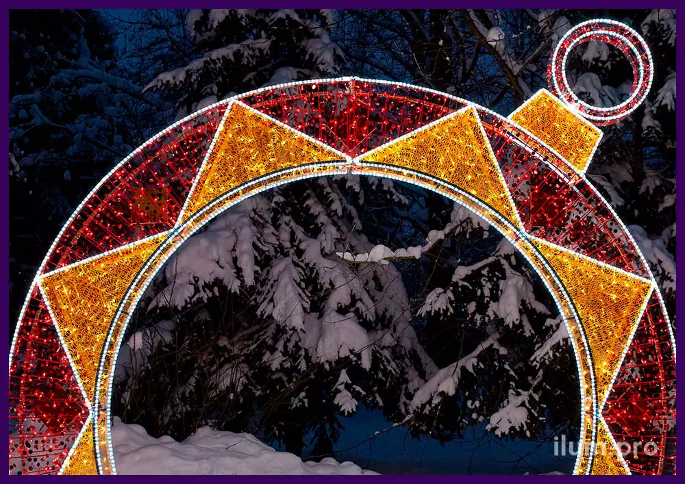 Разноцветная новогодняя арка в форме ёлочной игрушки с декоративной сеткой ПВХ, золотым композитом и блёстками