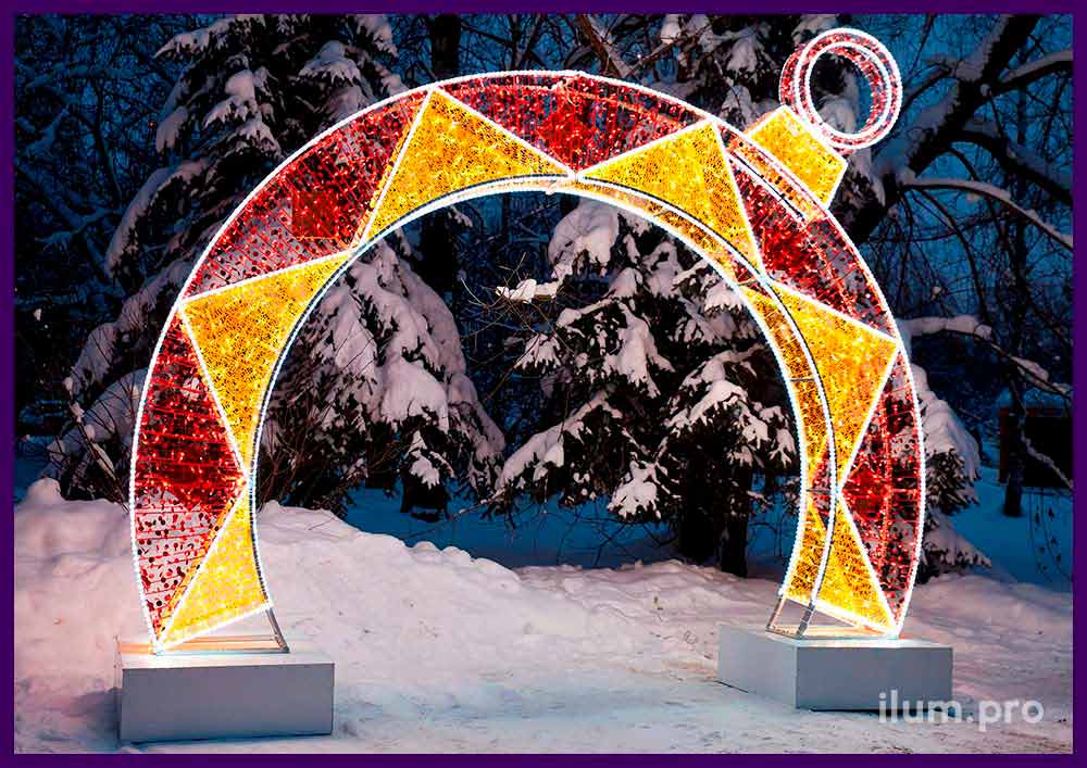 Новогодняя арка в форме ёлочной игрушки с разноцветными гирляндами, блёстками и сеткой из ПВХ