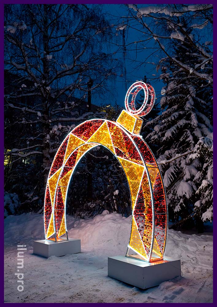 Ёлочная игрушка - арка на Новый год в форме украшения для ёлки, каркас из алюминия, подсветка гирляндами и дюралайтом