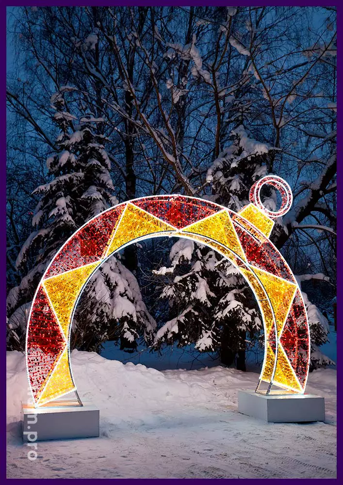 Новогодние декорации в форме ёлочных игрушек - арка с разноцветными гирляндами и декором