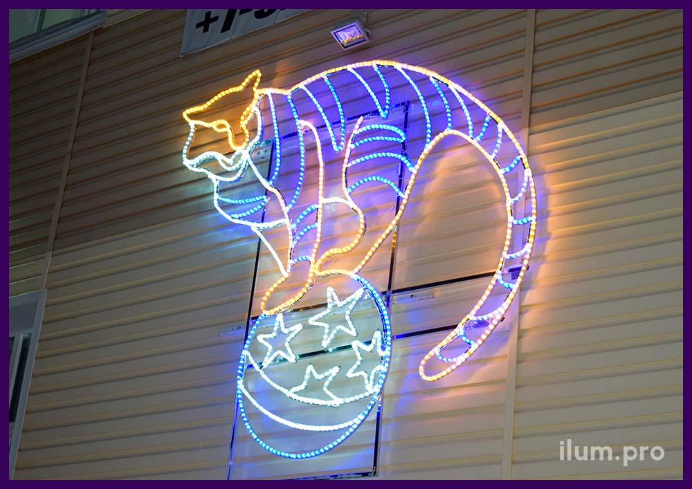 Новогоднее украшение фасада здания разноцветной фигурой тигра с подсветкой гирляндами