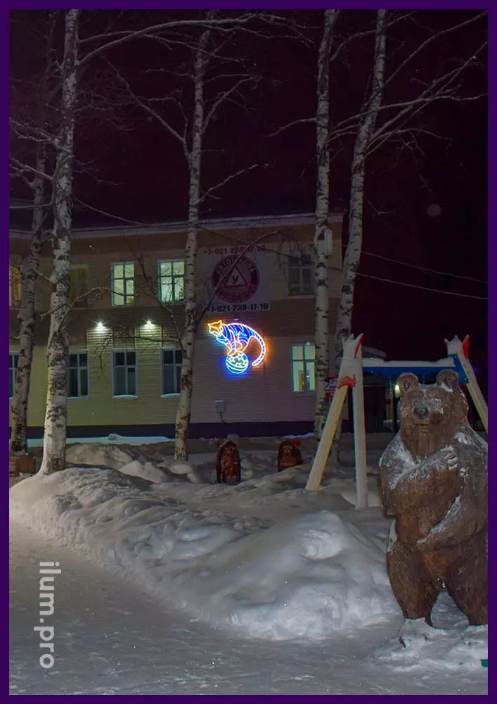Новогоднее украшение фасада здания светодиодной консолью с тигром на большом мяче из дюралайта