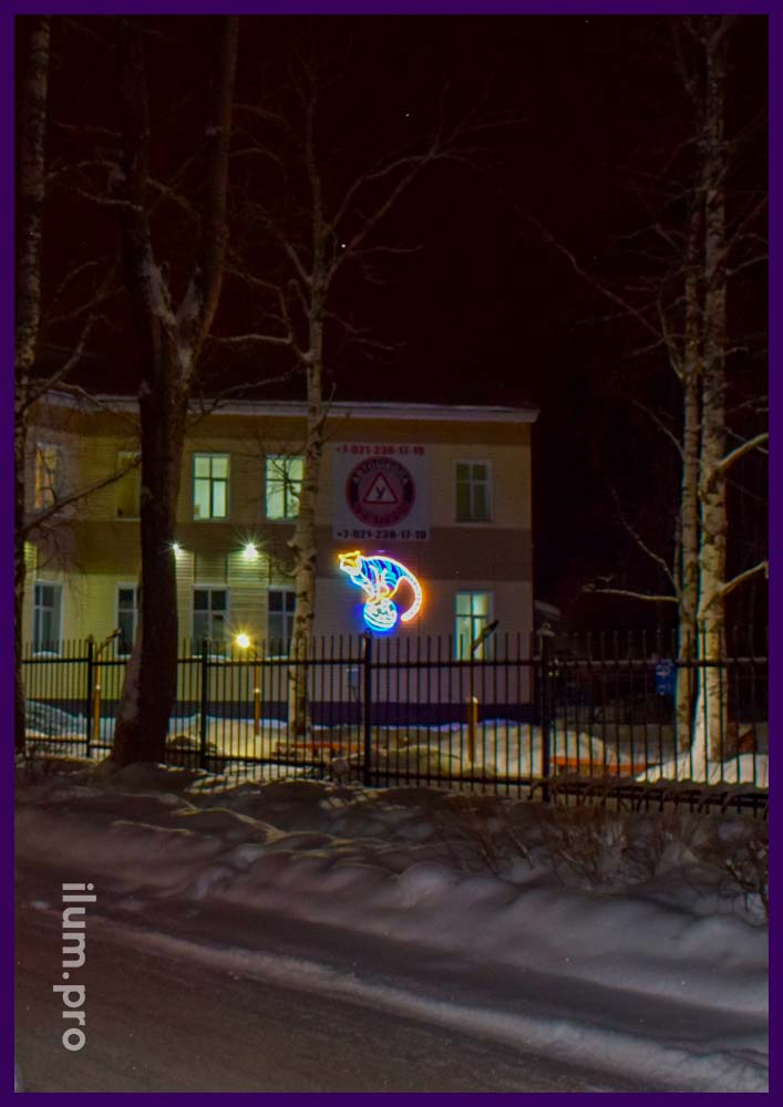 Новогоднее украшение фасада здания световыми консолями в форме тигров разных цветов