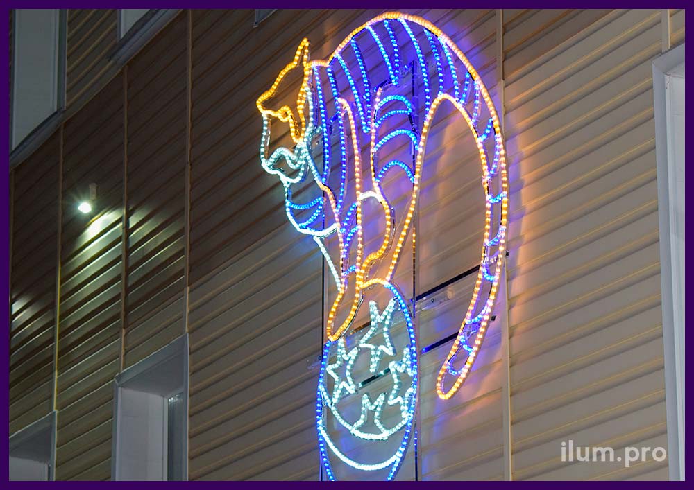 Разноцветная светодиодная консоль с гирляндами на каркасе из алюминия в форме циркового тигра