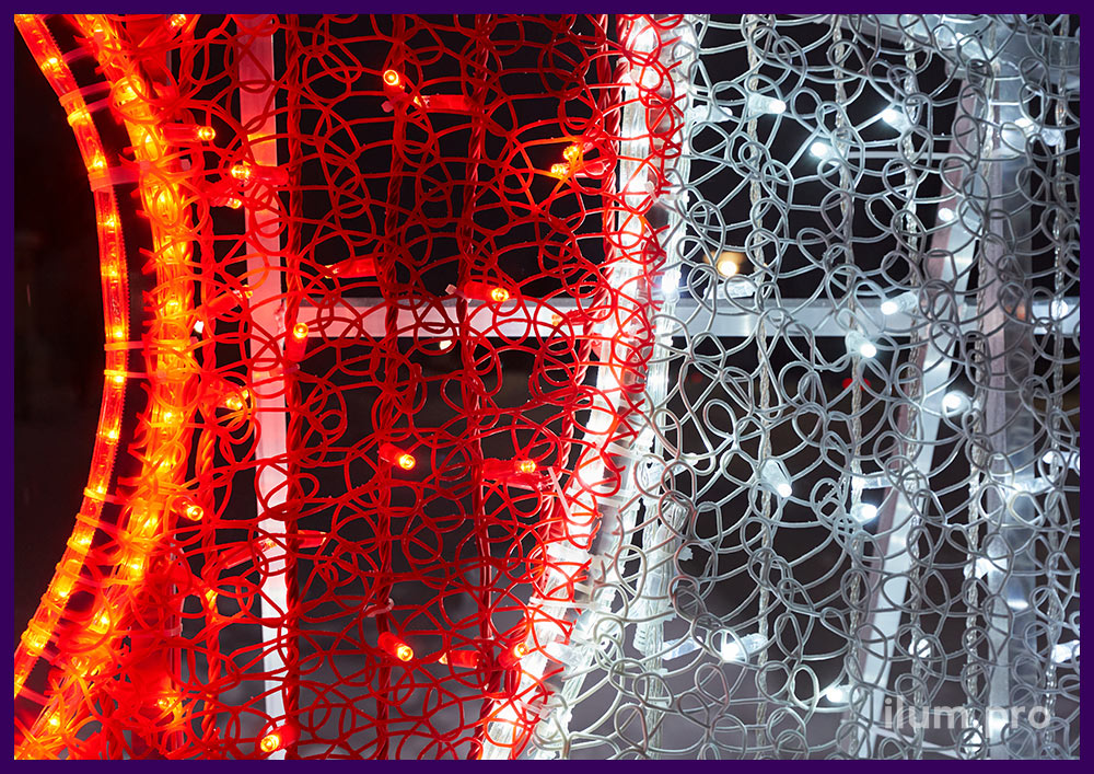 Фотозона из гирлянд, разноцветной сетки ПВХ и алюминиевого каркаса в форме сердца