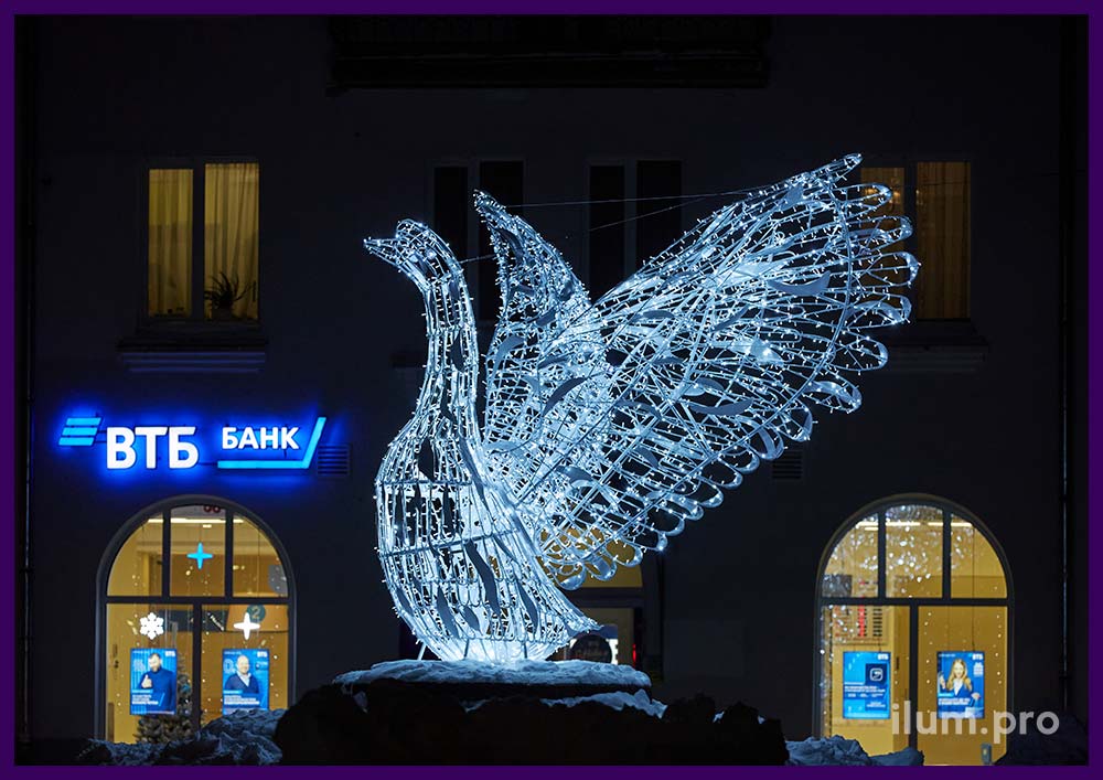 Декоративная фигура из гирлянд и алюминиевого каркаса - гусь с большими крыльями в городской клумбе