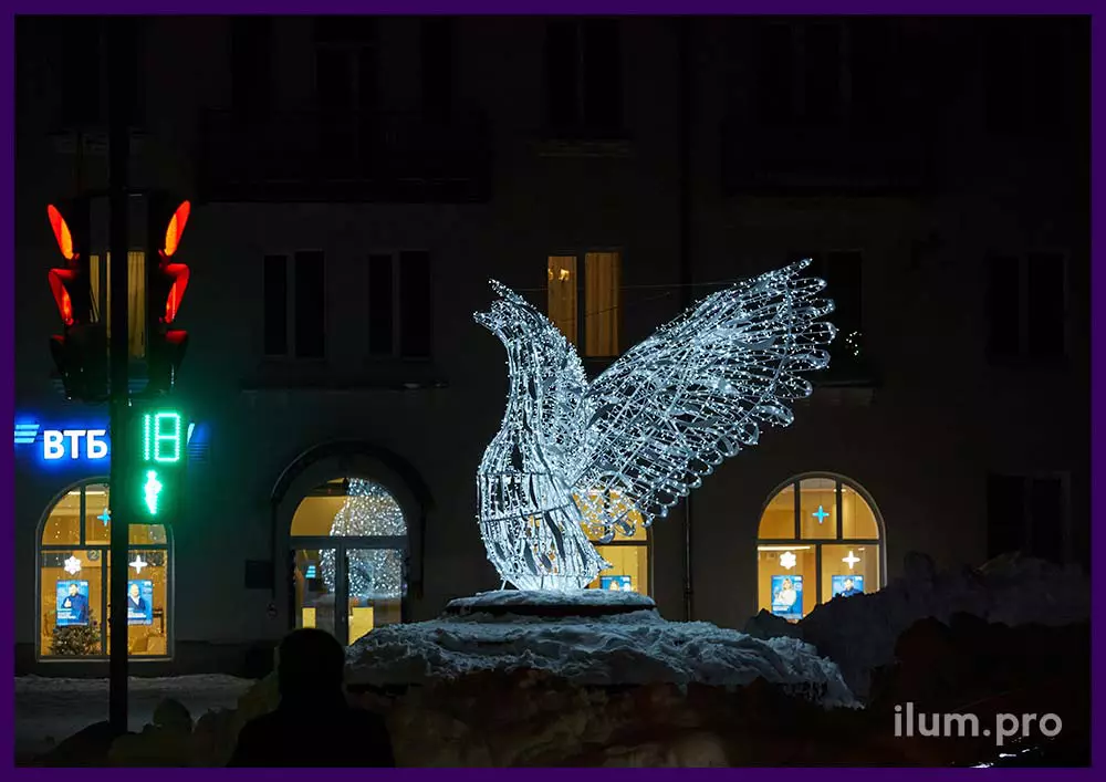 Гусь с подсветкой уличными гирляндами - декоративная фотозона на городской площади