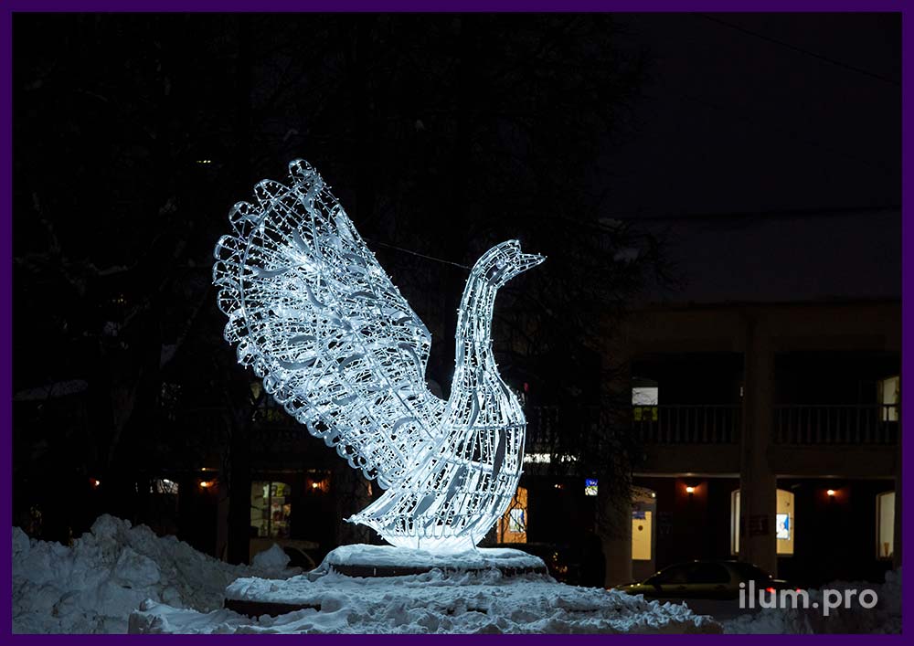 Декоративный арт-объект с подсветкой гирляндами в форме большой белой птицы в центре города