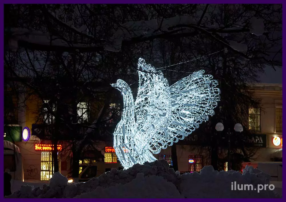 Украшение городской площади светодиодной фигурой в форме большой белой птицы с уличными гирляндами