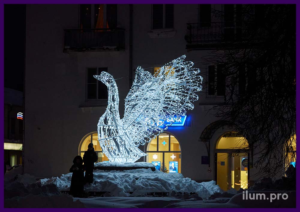 Декоративная фигура в форме белой птицы с уличными гирляндами на металлическом каркасе