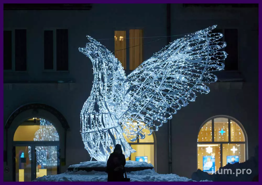 Украшение города большой светящейся птицей белого цвета, подсветка уличными гирляндами с защитой от осадков и мороза