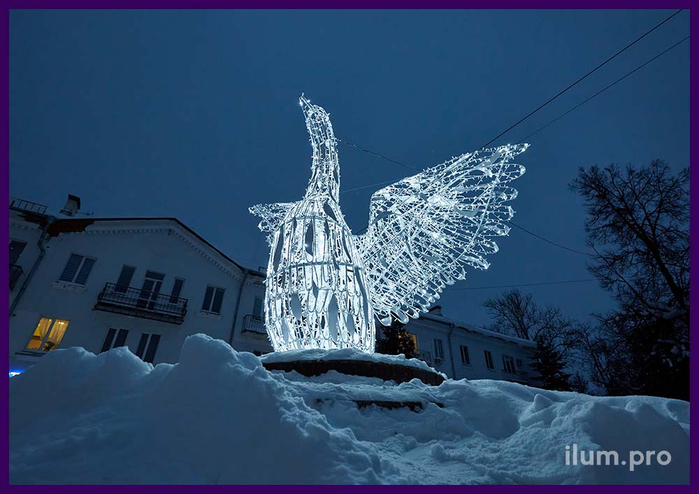 Фигура большой белой птицы с уличными гирляндами в центре Гусь-Хрустального на Новый год