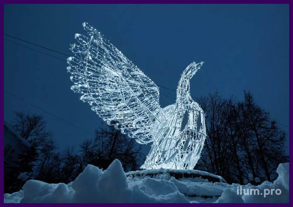 Фигура в форме большого белого гуся с гирляндами в центре города Гусь-Хрустальный