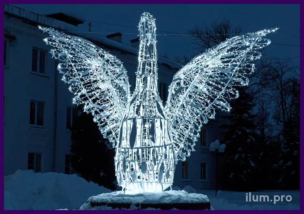 Декоративный арт-объект в виде большой белой птицы из уличных гирлянд и алюминиевого каркаса