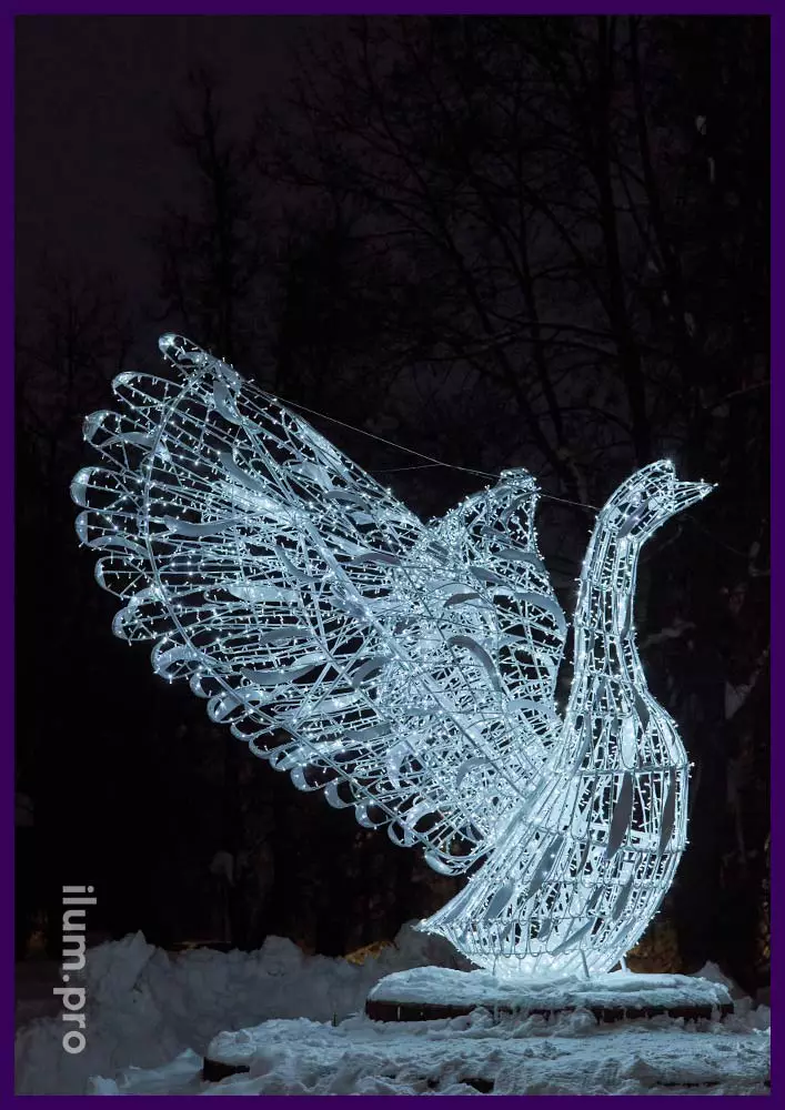 Фотозона в форме белой светодиодной птицы с подсветкой гирляндами для украшения площади города