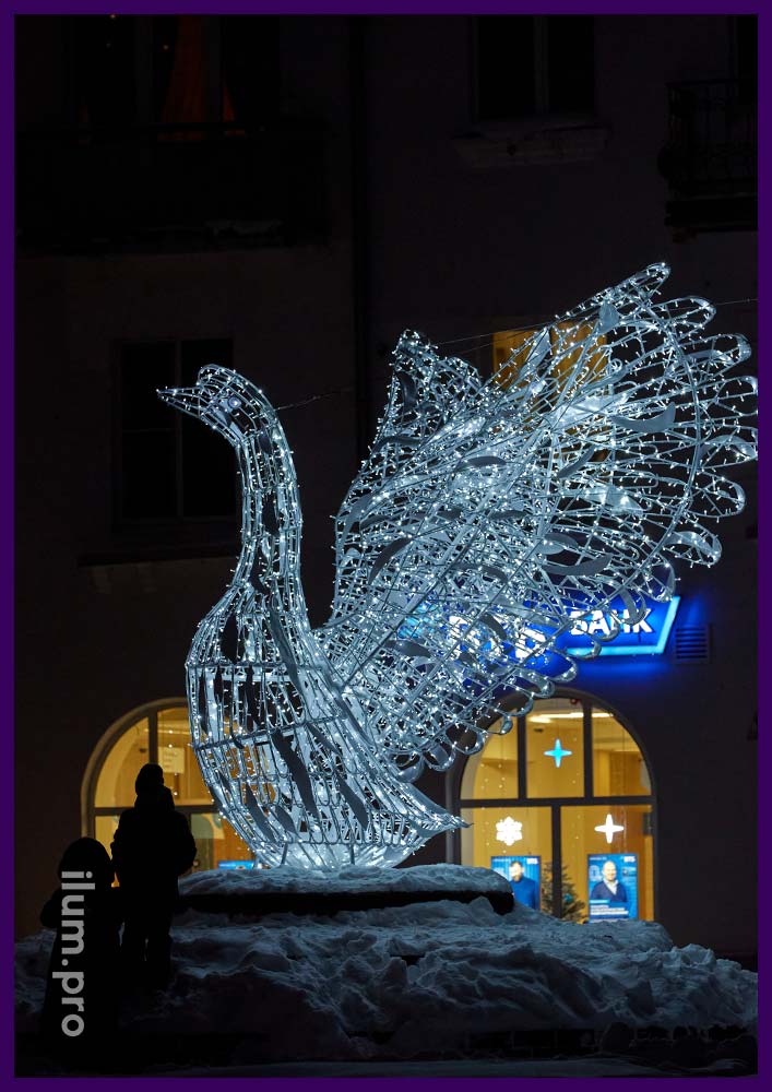Благоустройство городской площади - установка большой белой птицы с подсветкой гирляндами