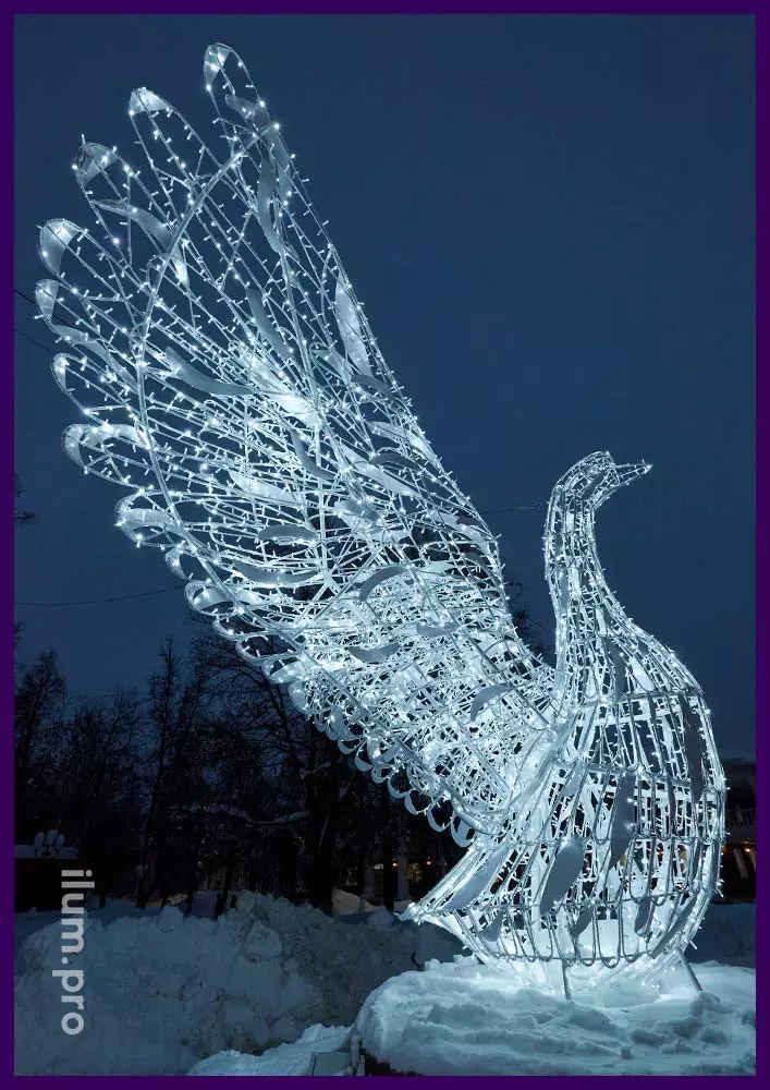 Украшение городской площади - установка большой белой птицы с подсветкой гирляндами