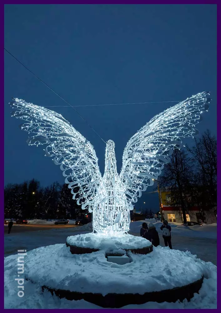 Гусь из белых светодиодных гирлянд - декоративный арт-объект в центре города во Владимирской области