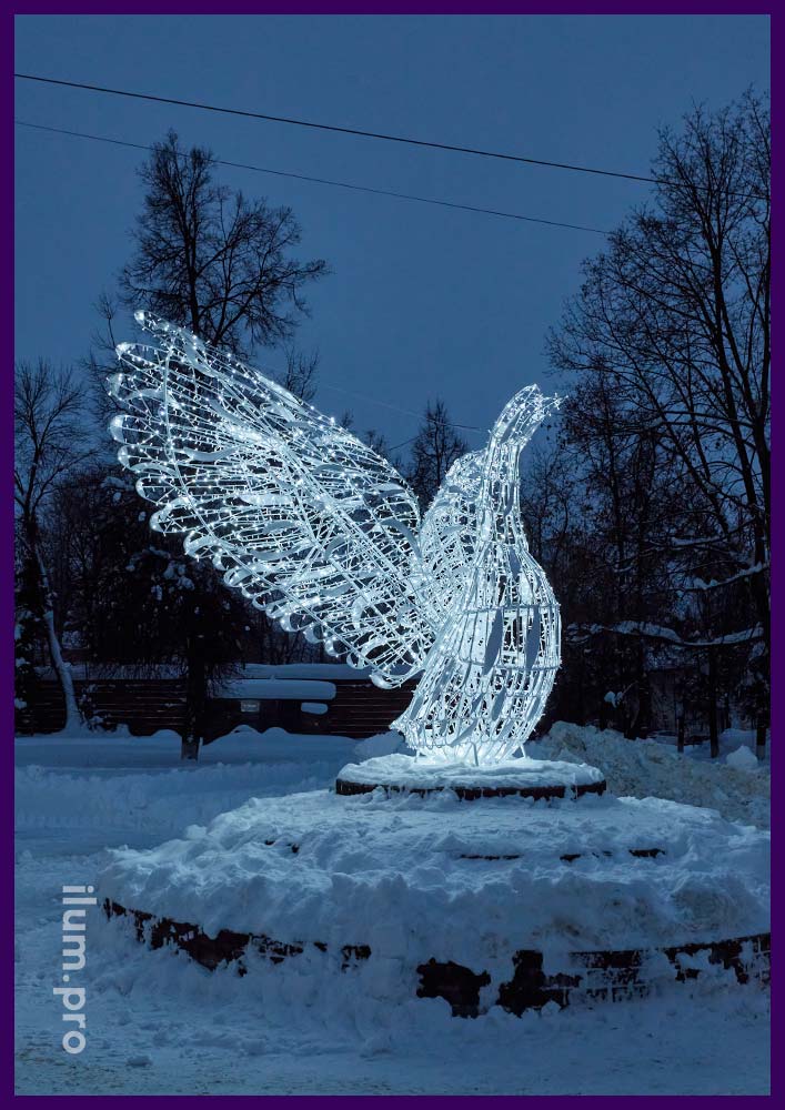 Арт-объект с подсветкой гирляндами в форме большой белой птицы - символ Гусь-Хрустального