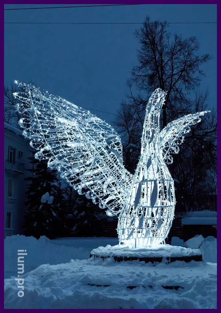 Светящийся арт-объект в форме гуся с яркими белыми гирляндами и большими крыльями