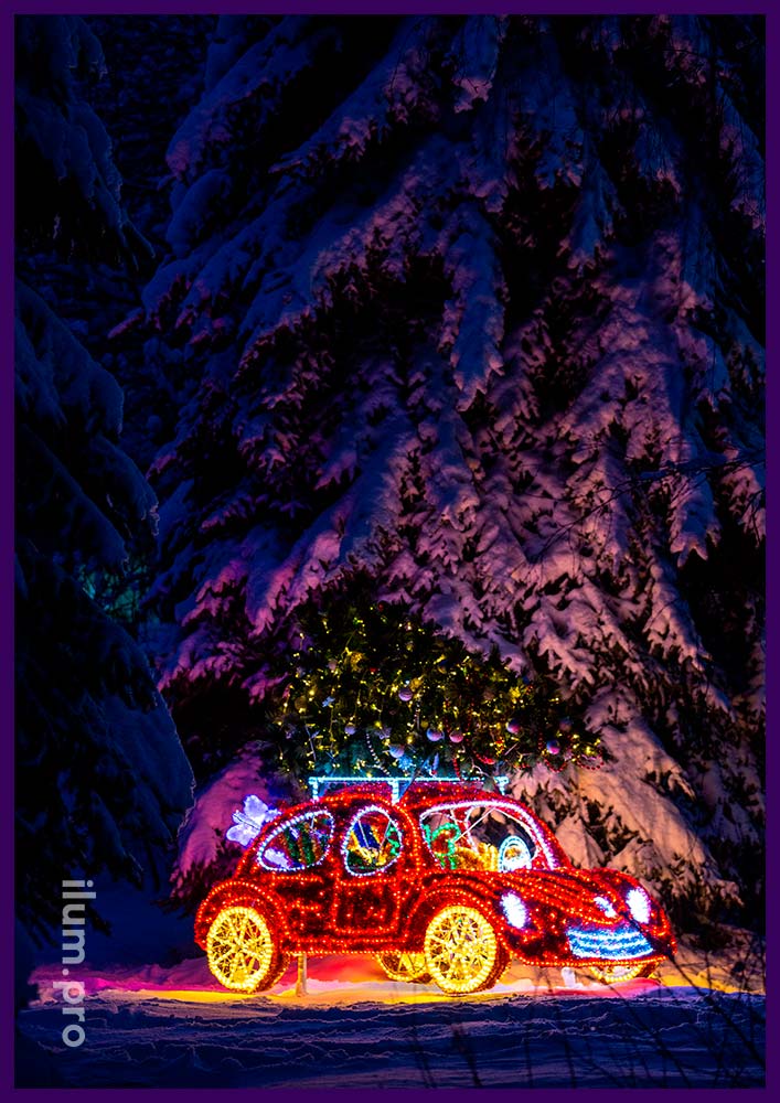 Украшение улицы новогодней фотозоной в форме автомобиля с ёлкой на крыше, подсветкой уличными гирляндами и дюралайтом, каркас декорирован мишурой разных цветов