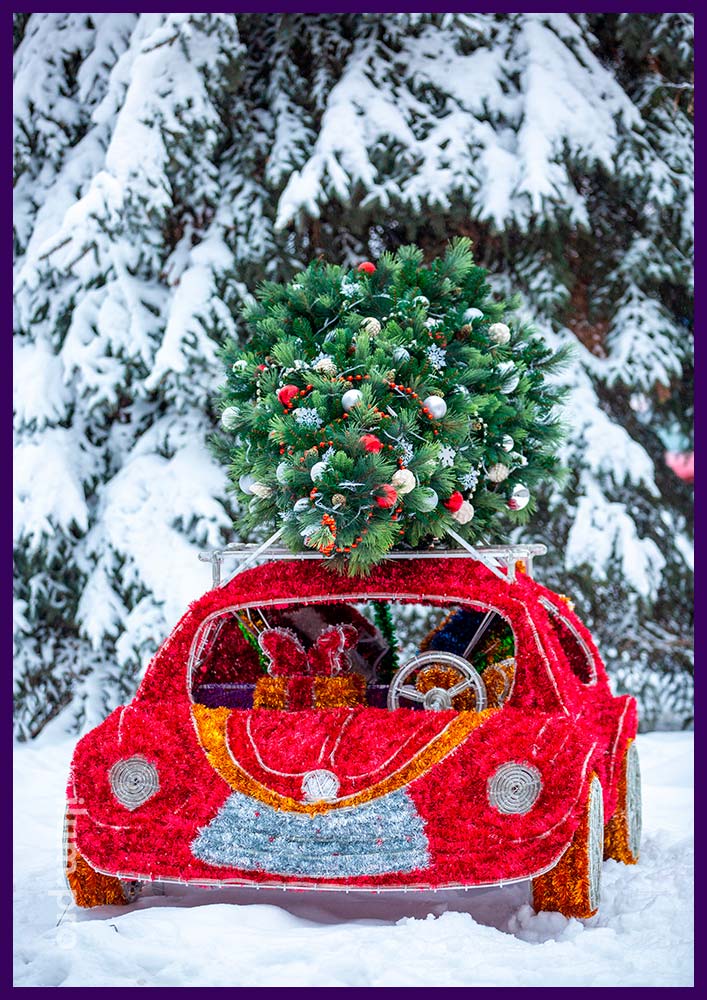 Красный автомобиль с гирляндами и мишурой - фотозона с ёлкой для украшения парка на Новый год