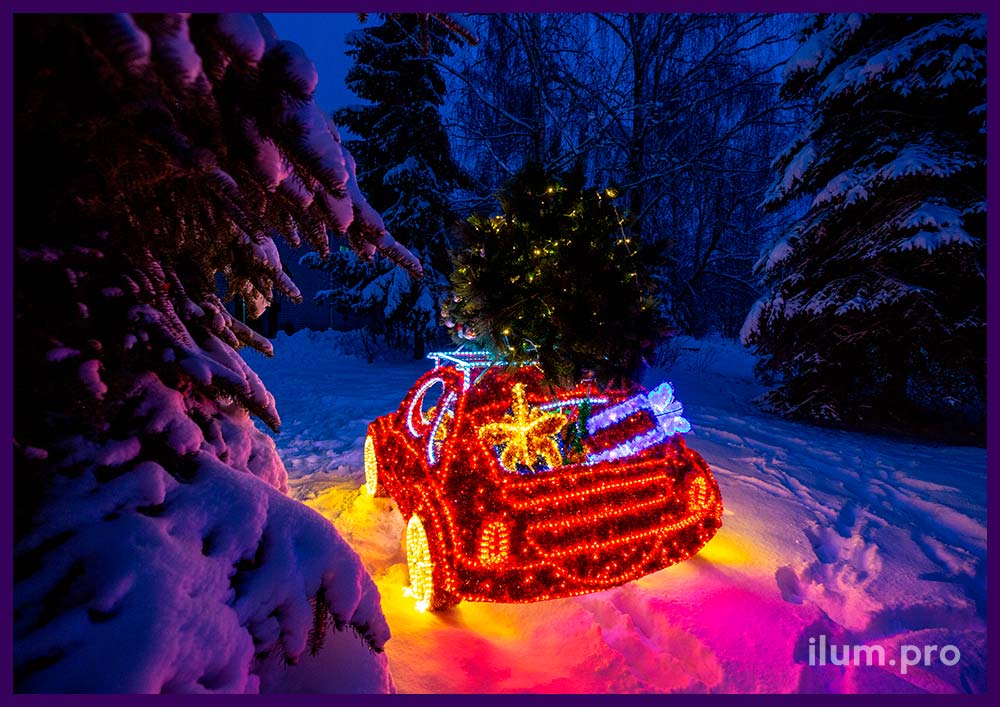 Красная машина с гирляндами и блестящей мишурой - фотозона с ёлкой для украшения улицы на Новый год