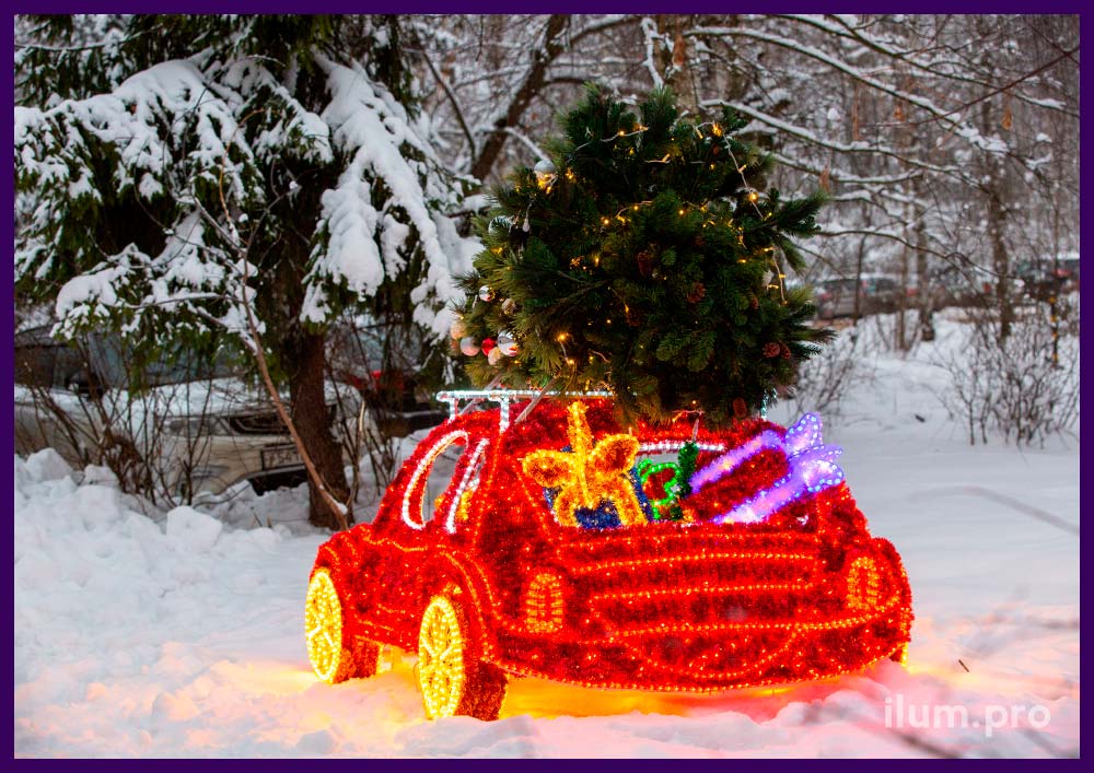 Новогоднее украшение территории светящейся фигурой машины из металлического каркаса, мишуры и гирлянд с ёлкой на крыше