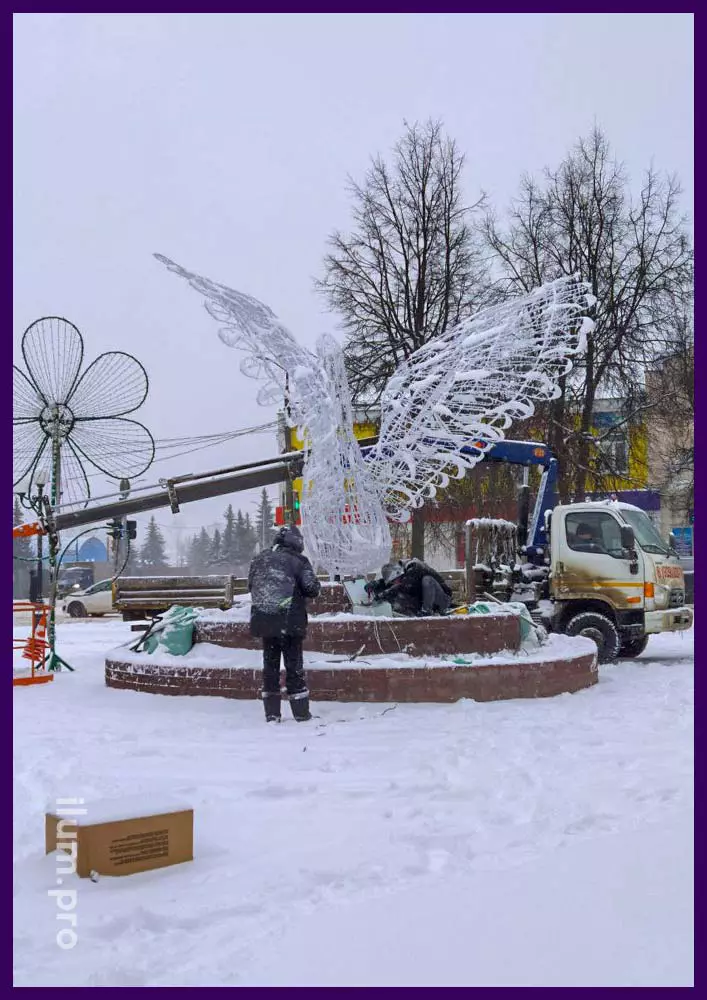 Установка большого светящегося гуся с гирляндами в центре города Гусь-Хрустальный