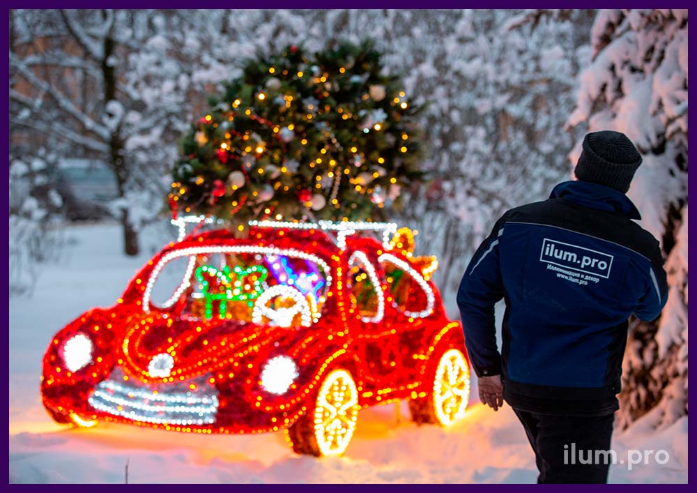 Установка новогодней фотозоны в форме машины с ёлкой на крыше, декор мишурой и подсветка гирляндами