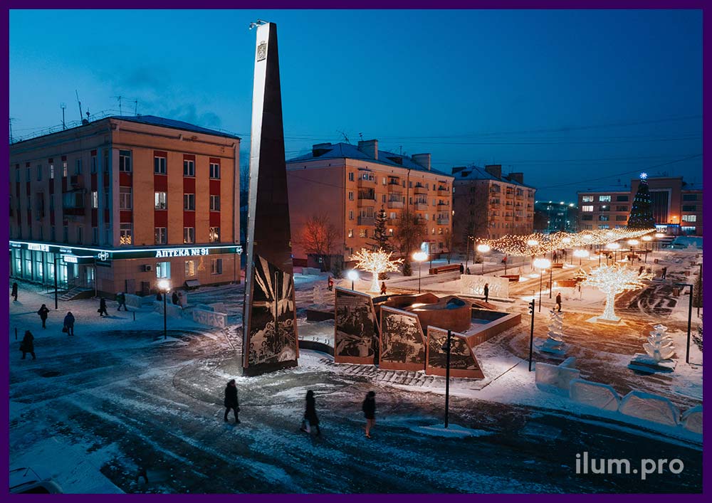Освещение сквера в Красноярске мощными прожекторами на опорах чёрного цвета