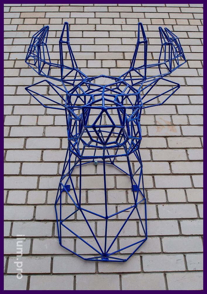 Полигональная голова оленя из алюминиевого прутка синего цвета на стене