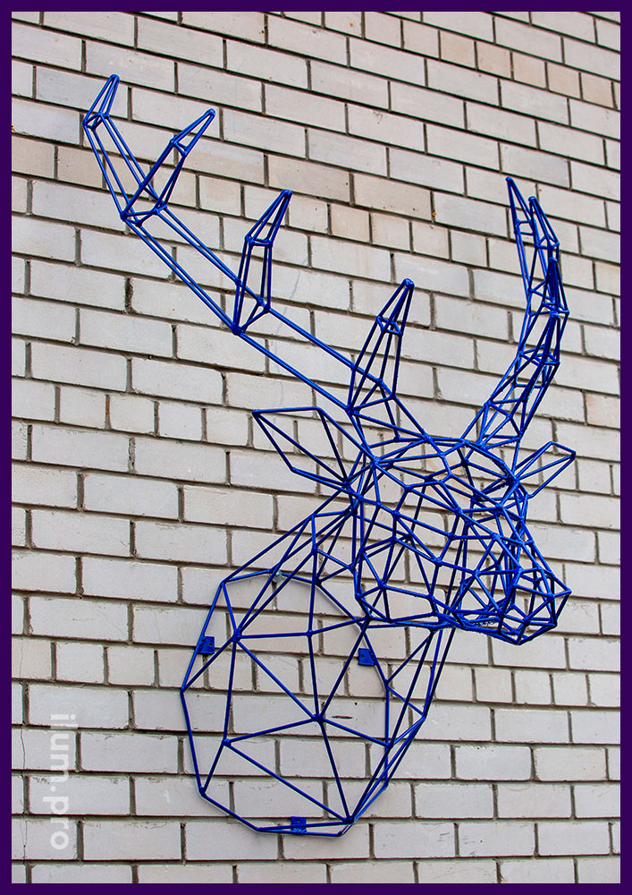 Металлическая полигональная фигура в форме головы оленя с большими рогами